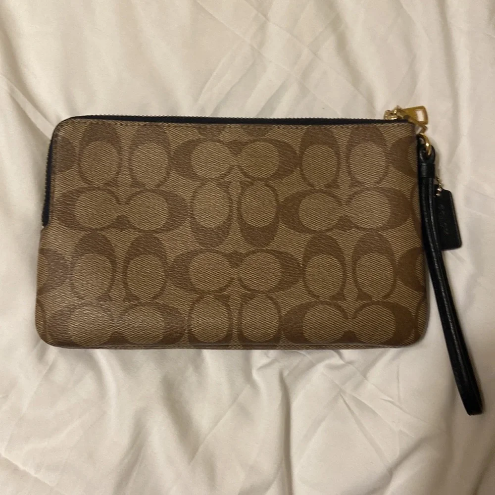 Coach Classic Wristlet, Double Zipper, beige and black, tag, gold hardware EUC - Picture 3 of 10